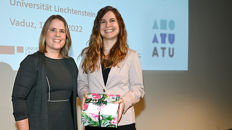 Susanne Keicher überreicht den ATU Compliance Award an die studienbeste Absolventin des Zertifikatsstudiengangs Compliance Officer, Silvana Tschudi.